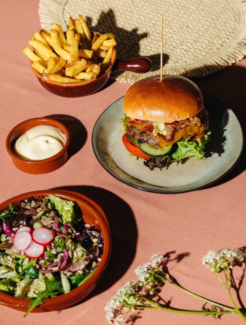 Gourmet hamburger met verse frites en koel biertje