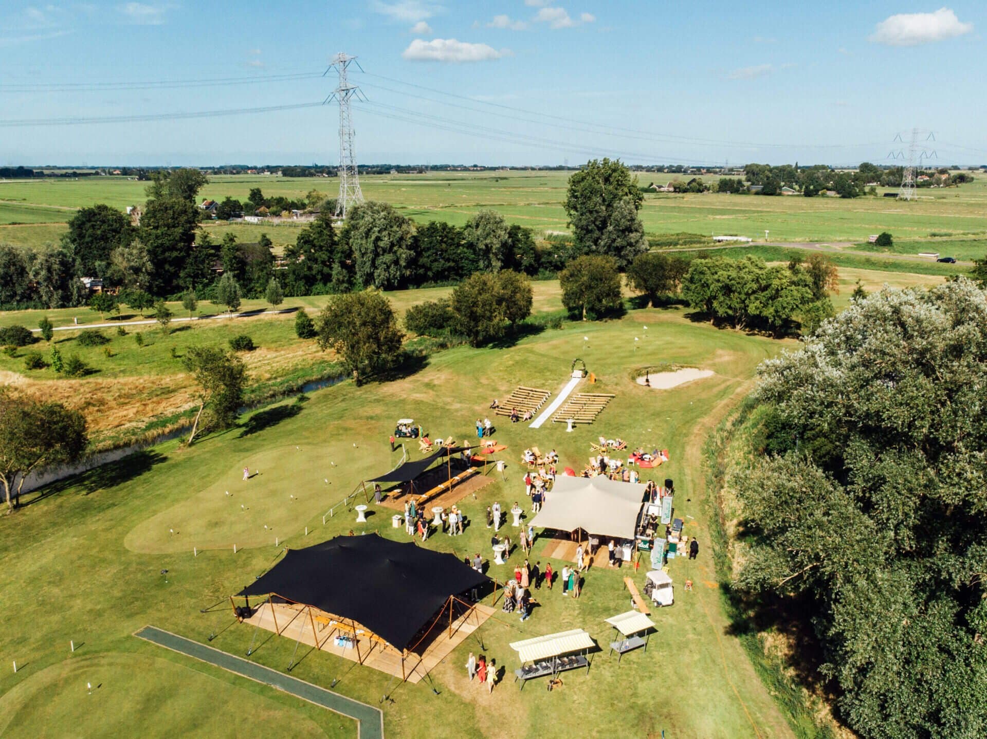 Zicht op de golfvijver en de zondondergang